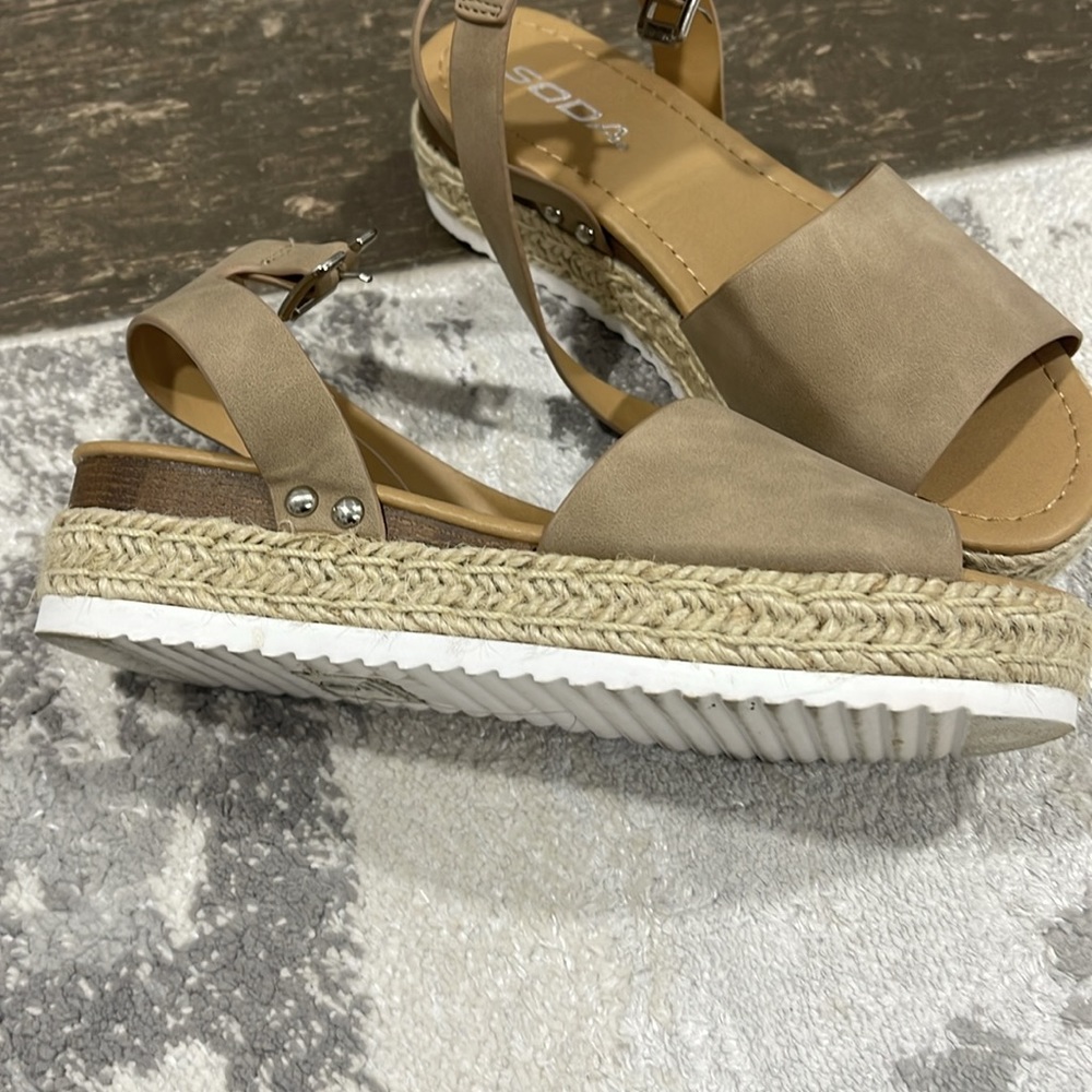 Excellent condition sandals. - Picture 2 of 3